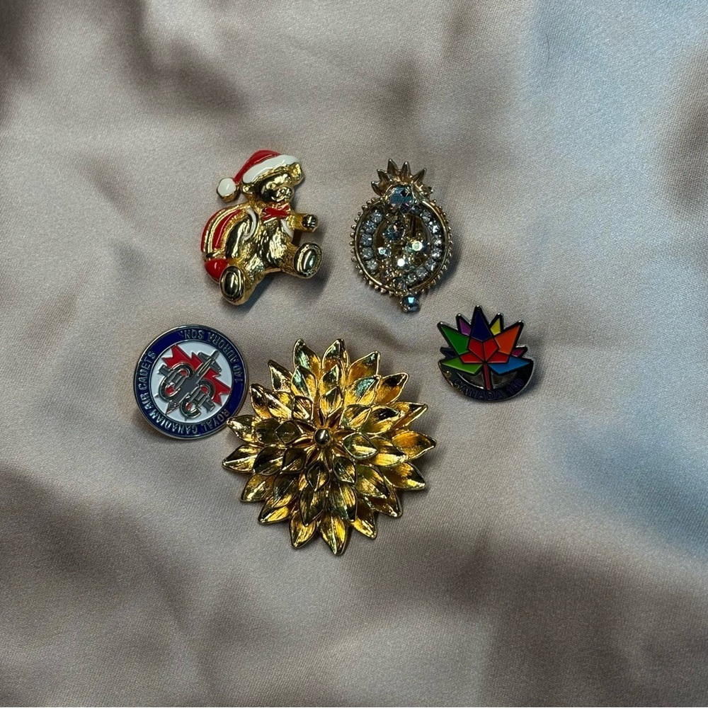 Collection of Brooches/Pins/Scarf Clips